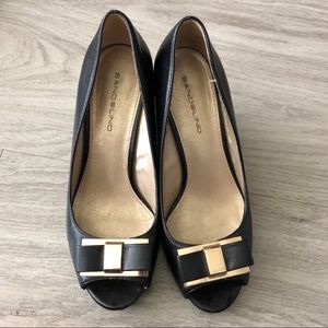 Bandolino peep toe bow wedges